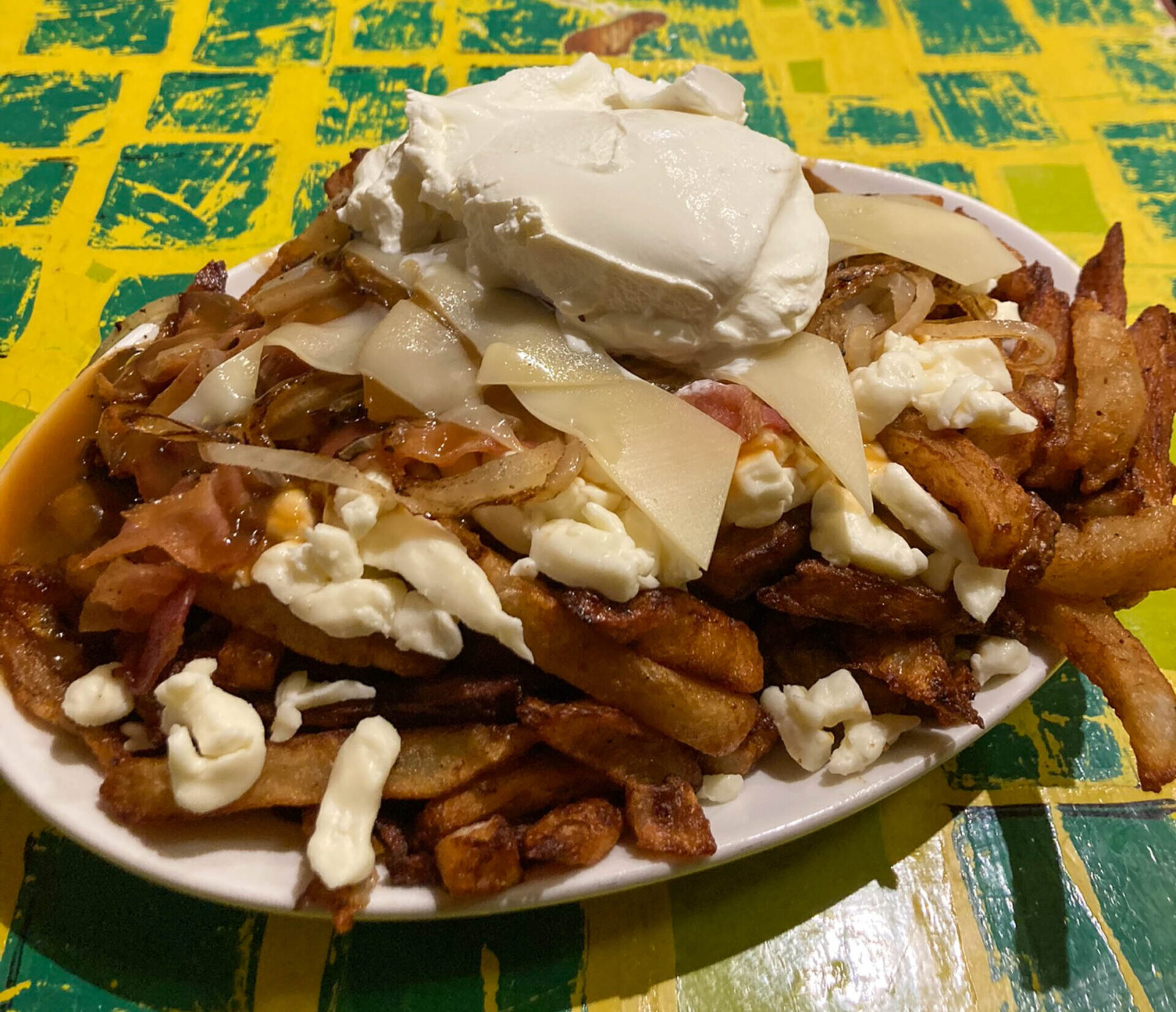 poutine au restaurant la Banquise à Montréal