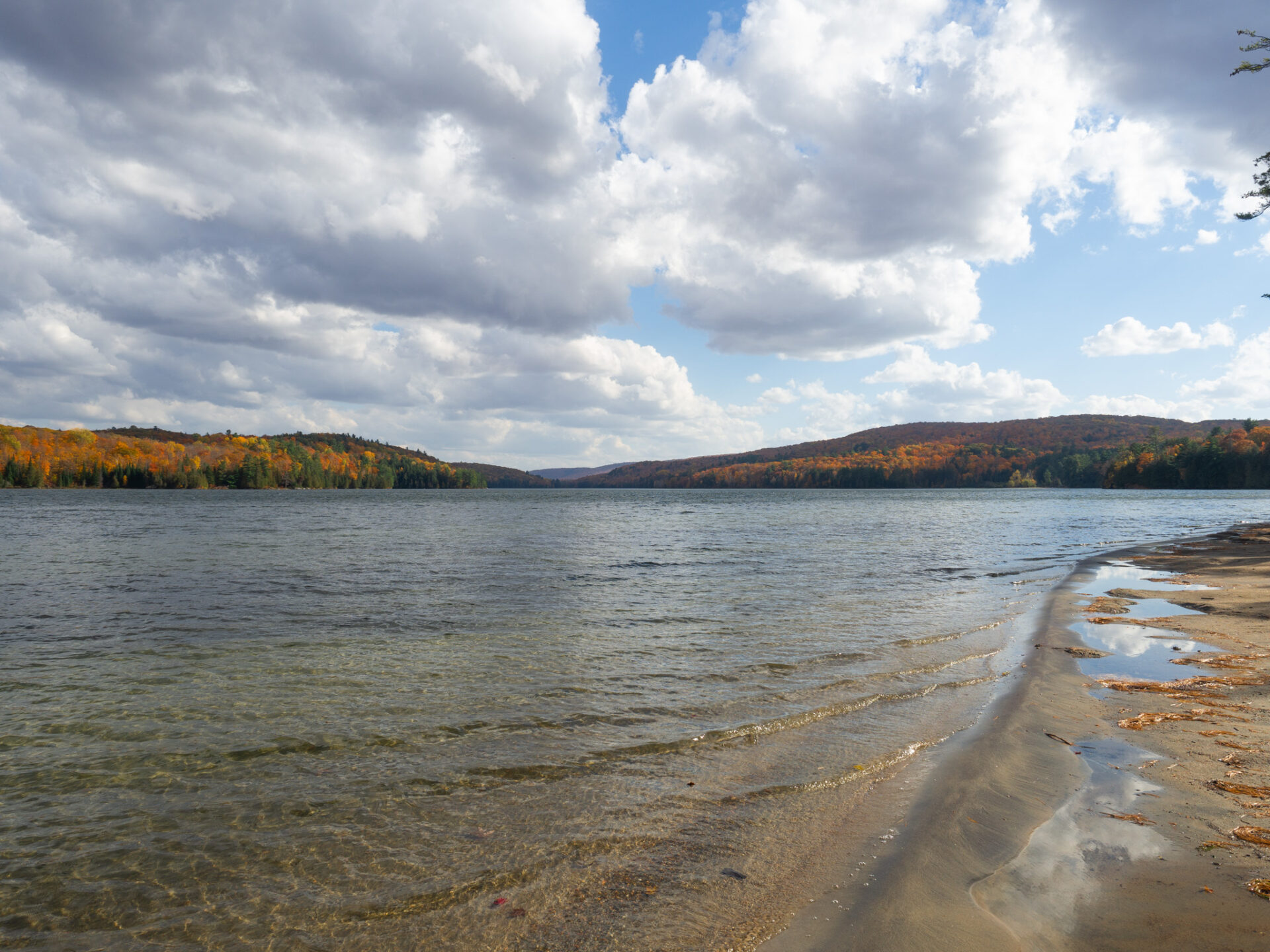 Lac Philippe du Parc Gatineau à côté d'Ottawa