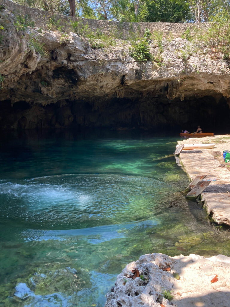 Eau turquoise de la Cenote Puerta Maya au Mexique