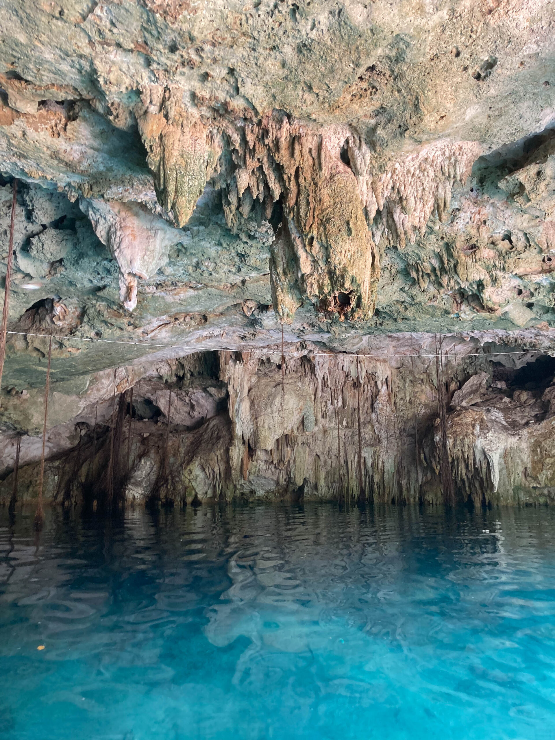 Cenote Puerta Maya Mexique avec des stalactite et l'eau turquoise