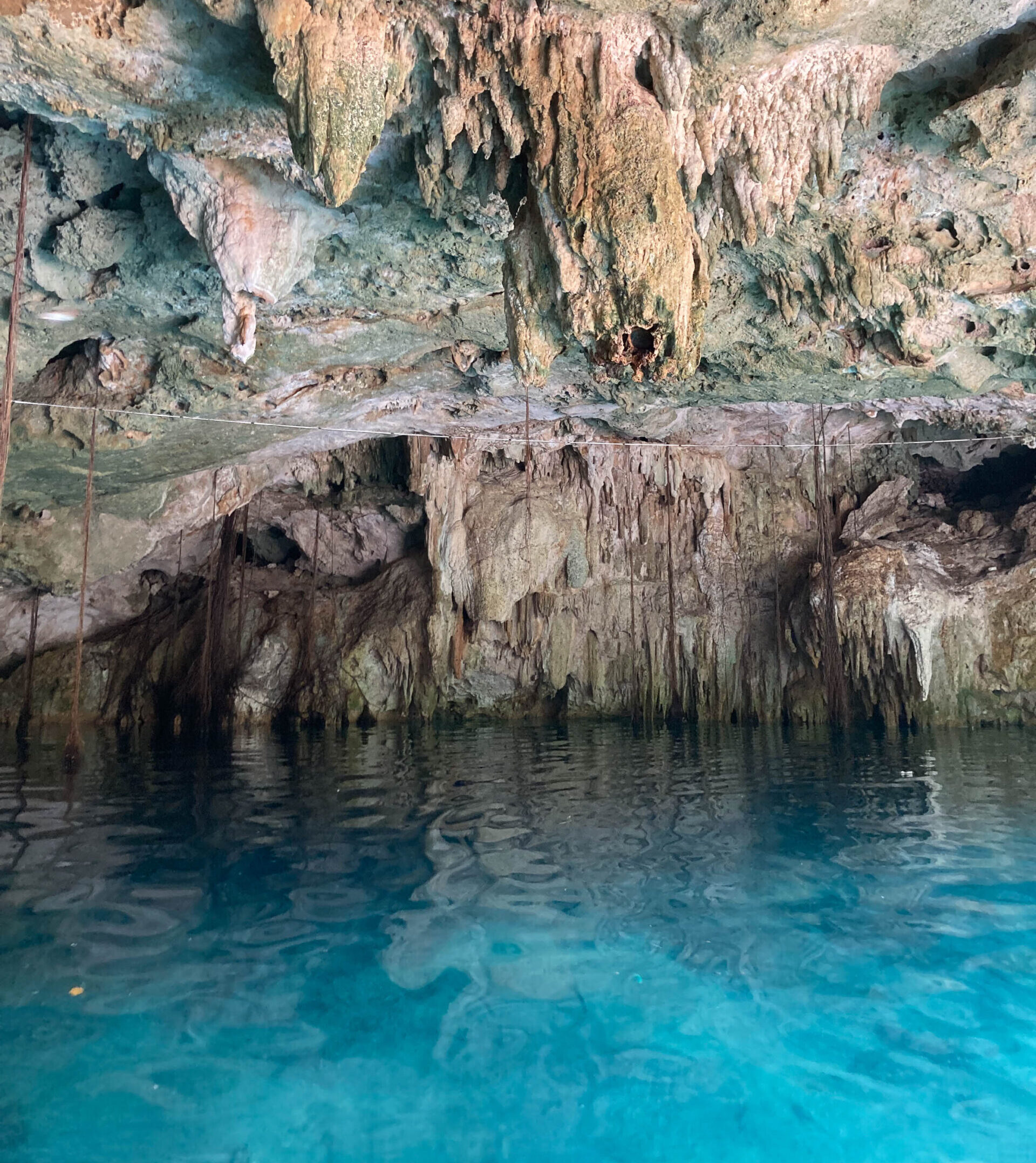 Cenote Puerta Maya Mexique avec des stalactite et l'eau turquoise