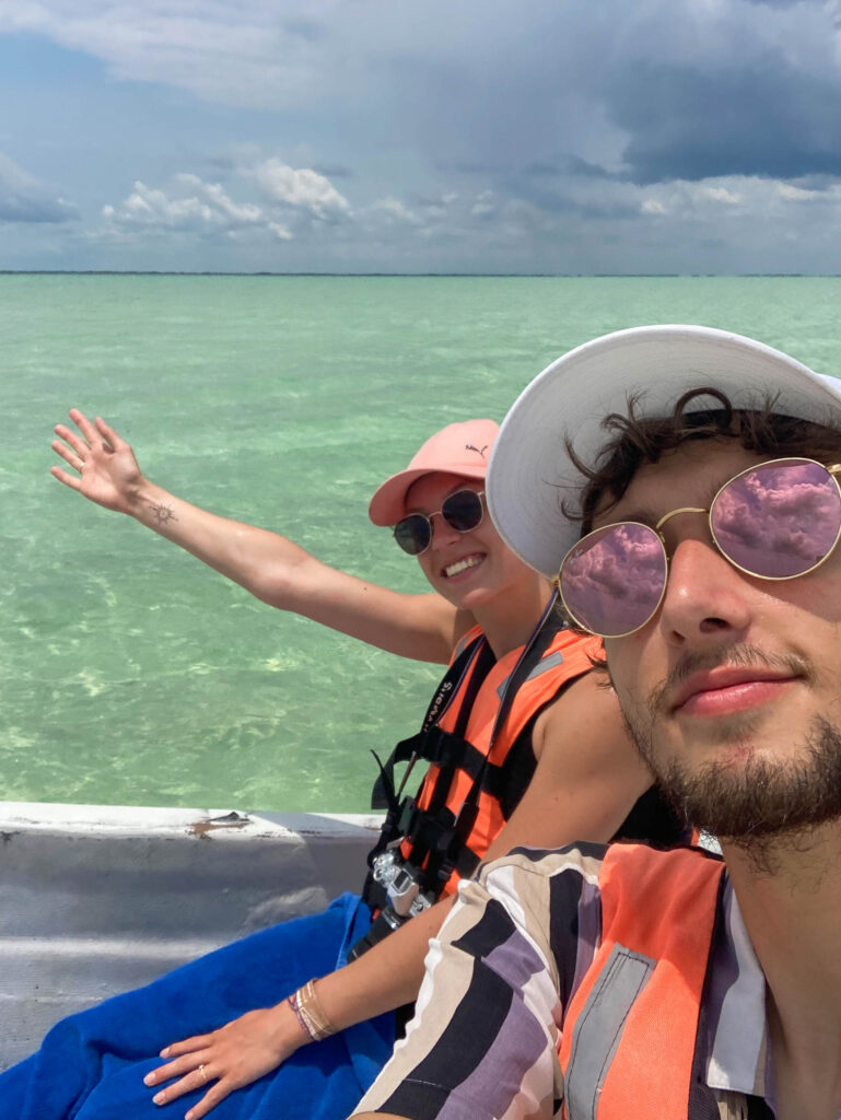 Sur un bateau dans la Selfie dans la réserve naturelle de Sian Ka'an au Mexique