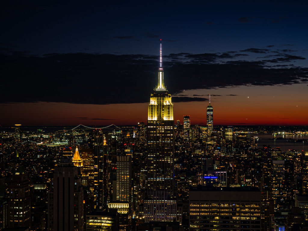 Empire States Building vu depuis un building de nuit