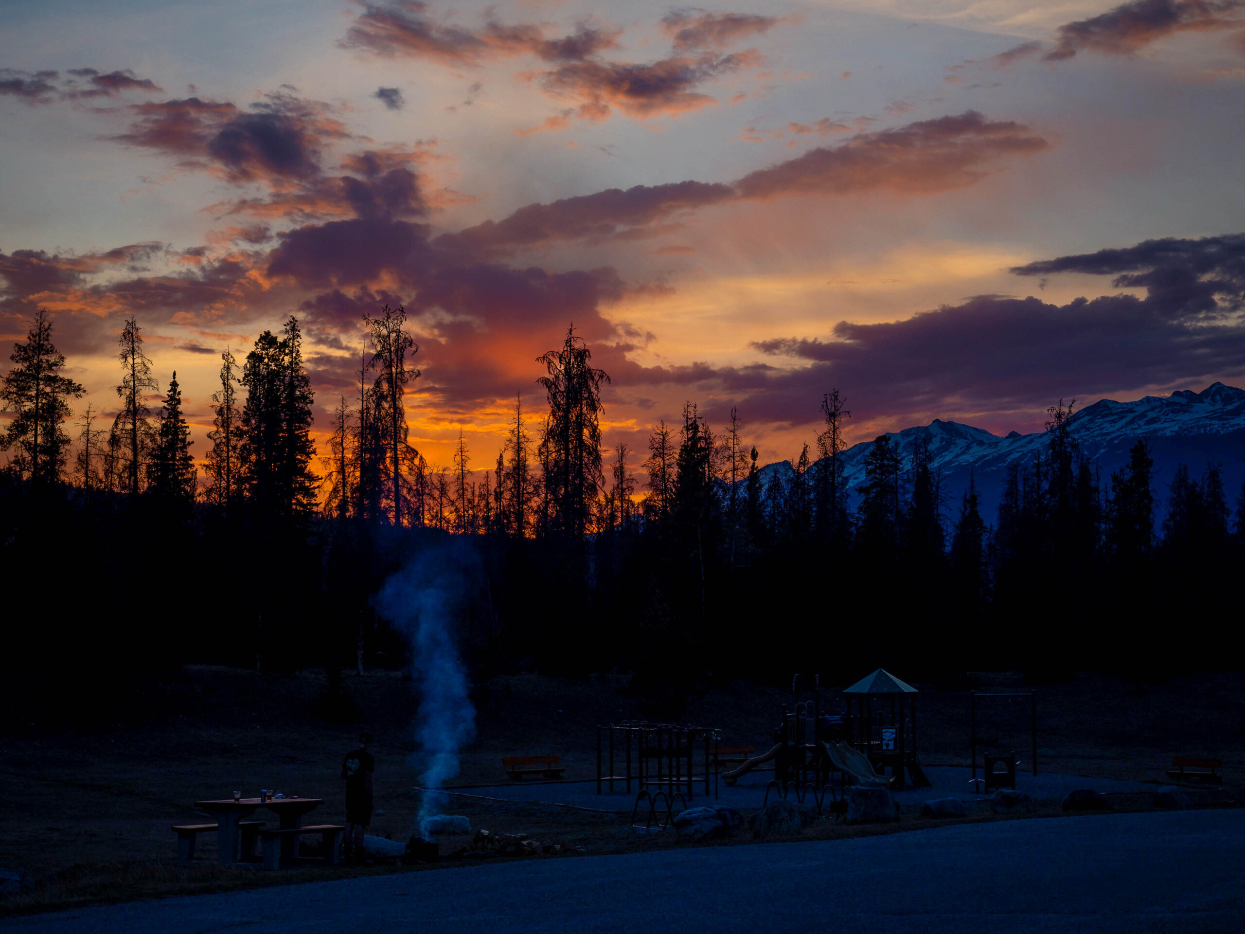 Wapiti camping du Parc National de Jasper pendant un couché de soleil