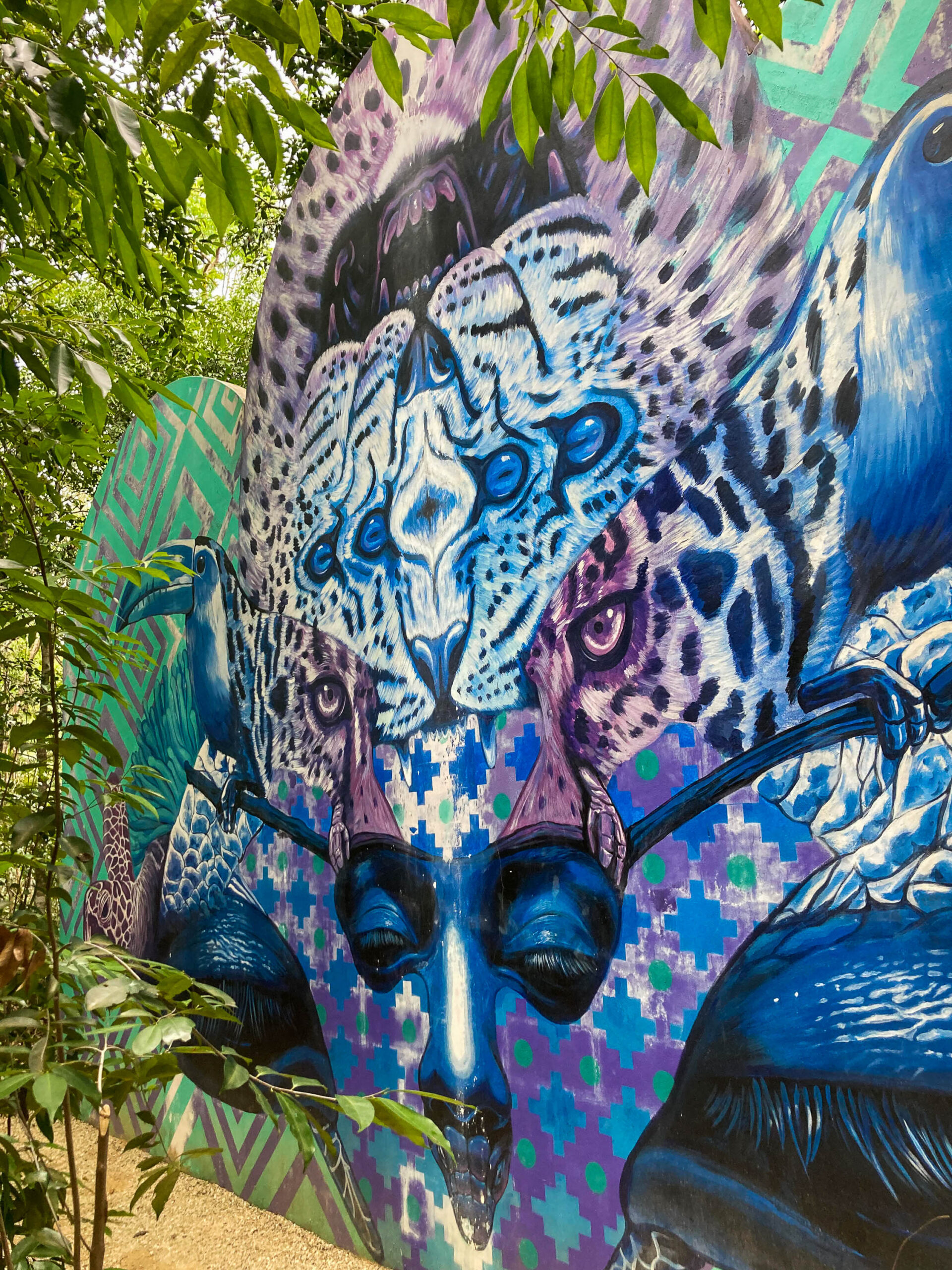 Œuvre d'art en pleine jungle au Holistika Artwalk à Tulum au Mexique