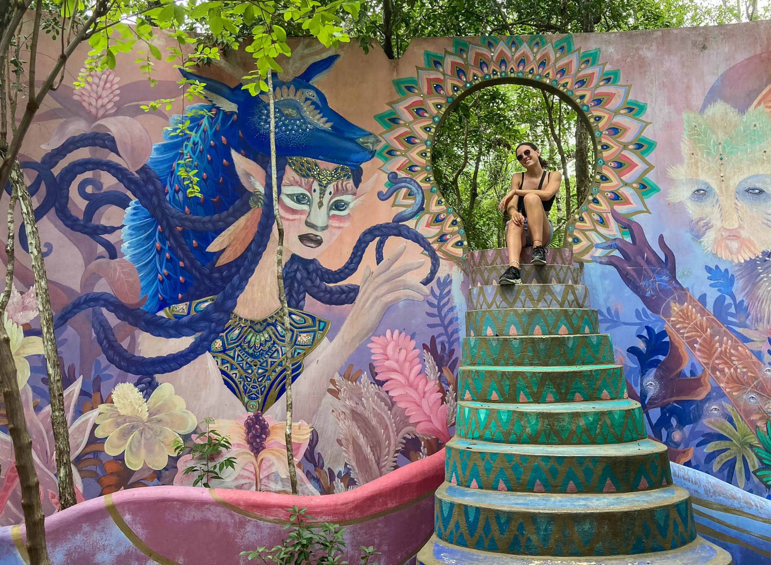 Œuvre d'art en pleine jungle au Holistika Artwalk à Tulum au Mexique