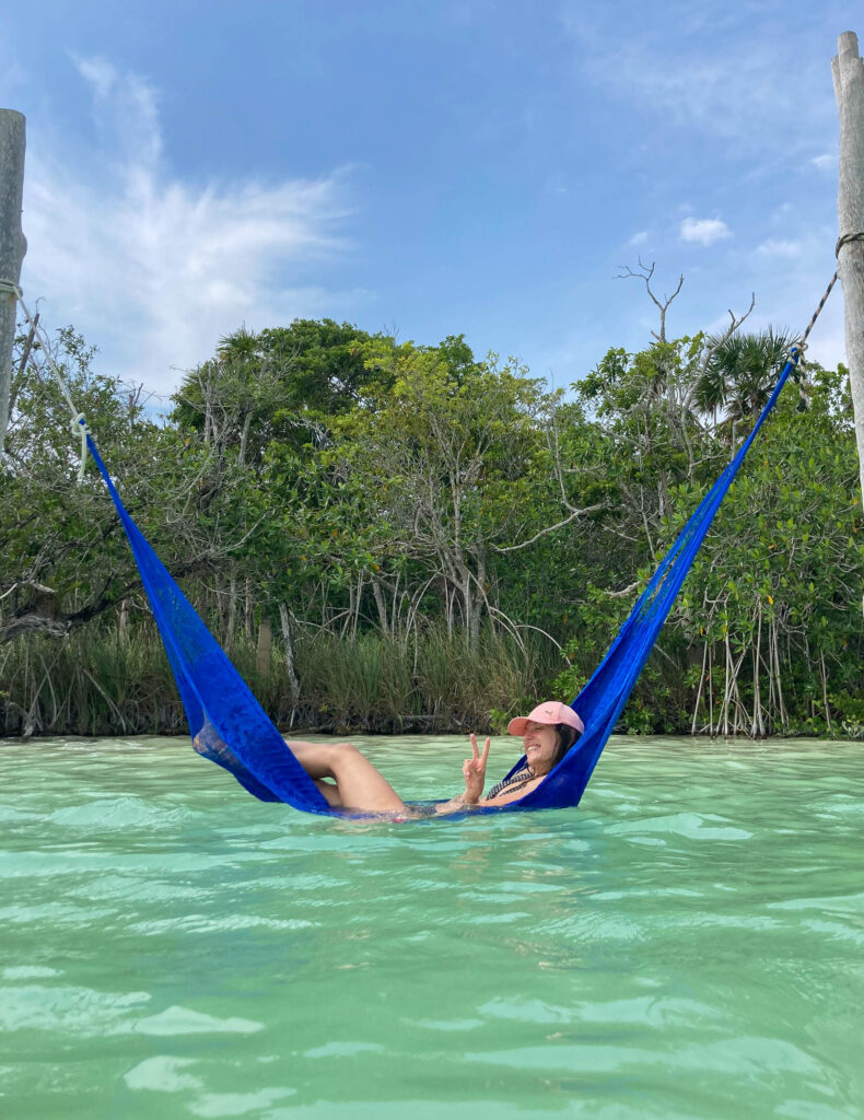 Anna sur un hamac dans la Lagune Kaan Luum à Tulum au Mexique