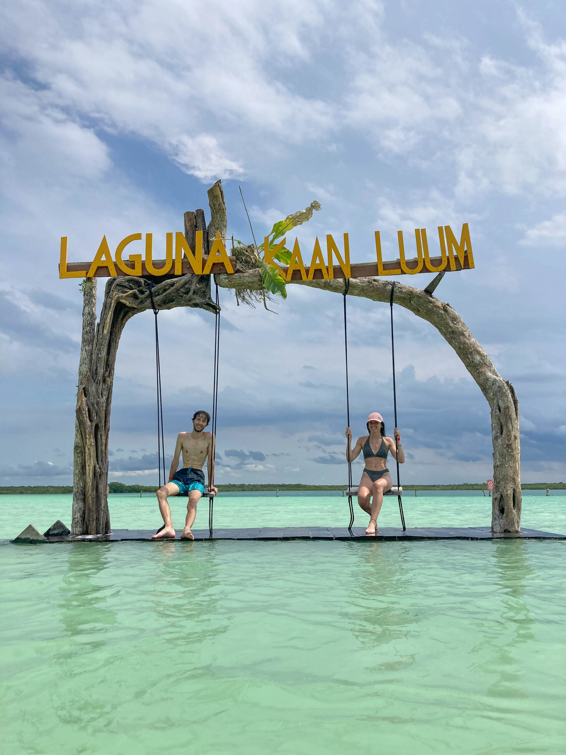 Sur des balançoires dans la Lagune Kaan Luum à Tulum au Mexique