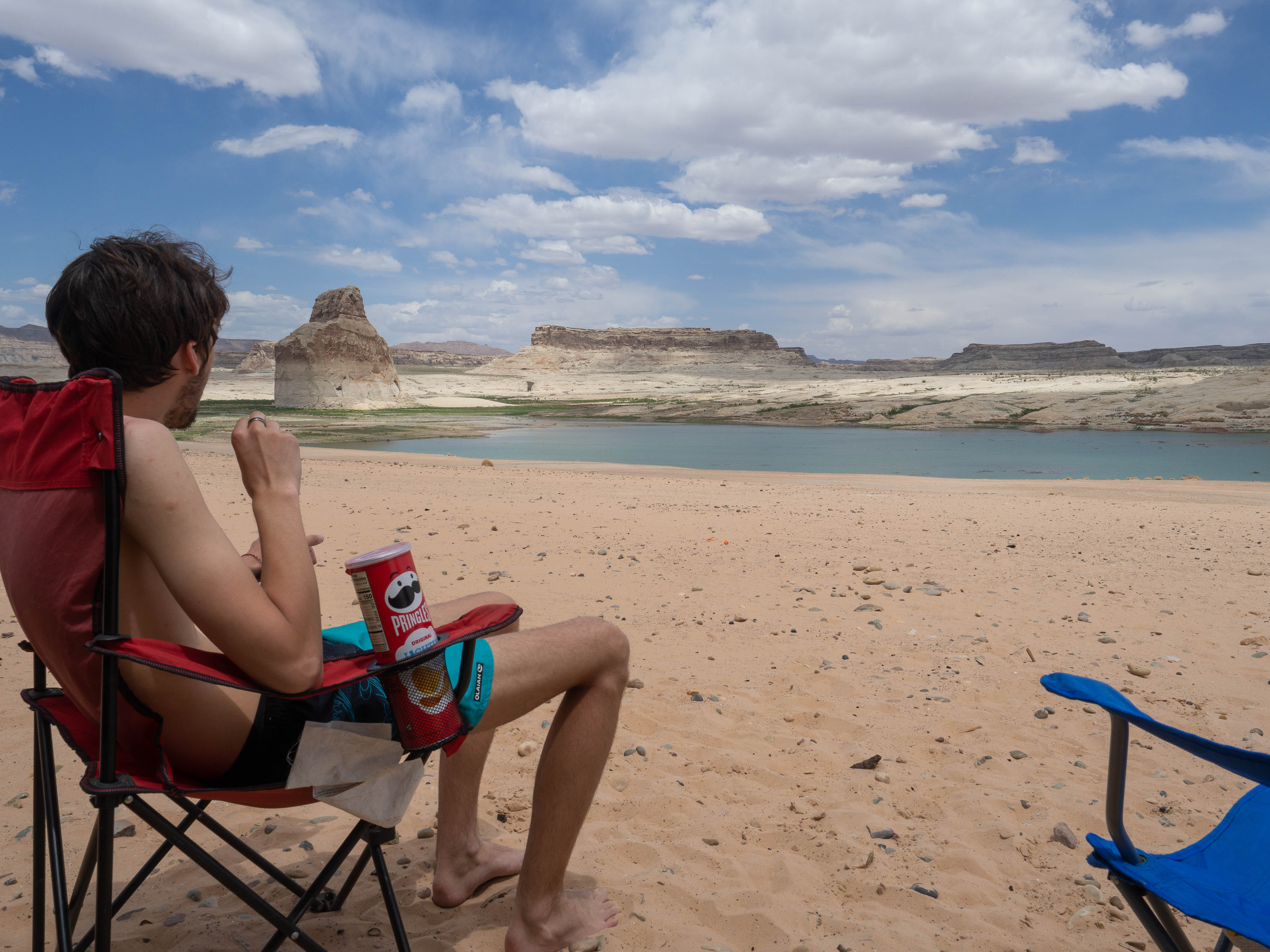 deux chaises de camping sur une plage avec théo assis dans une