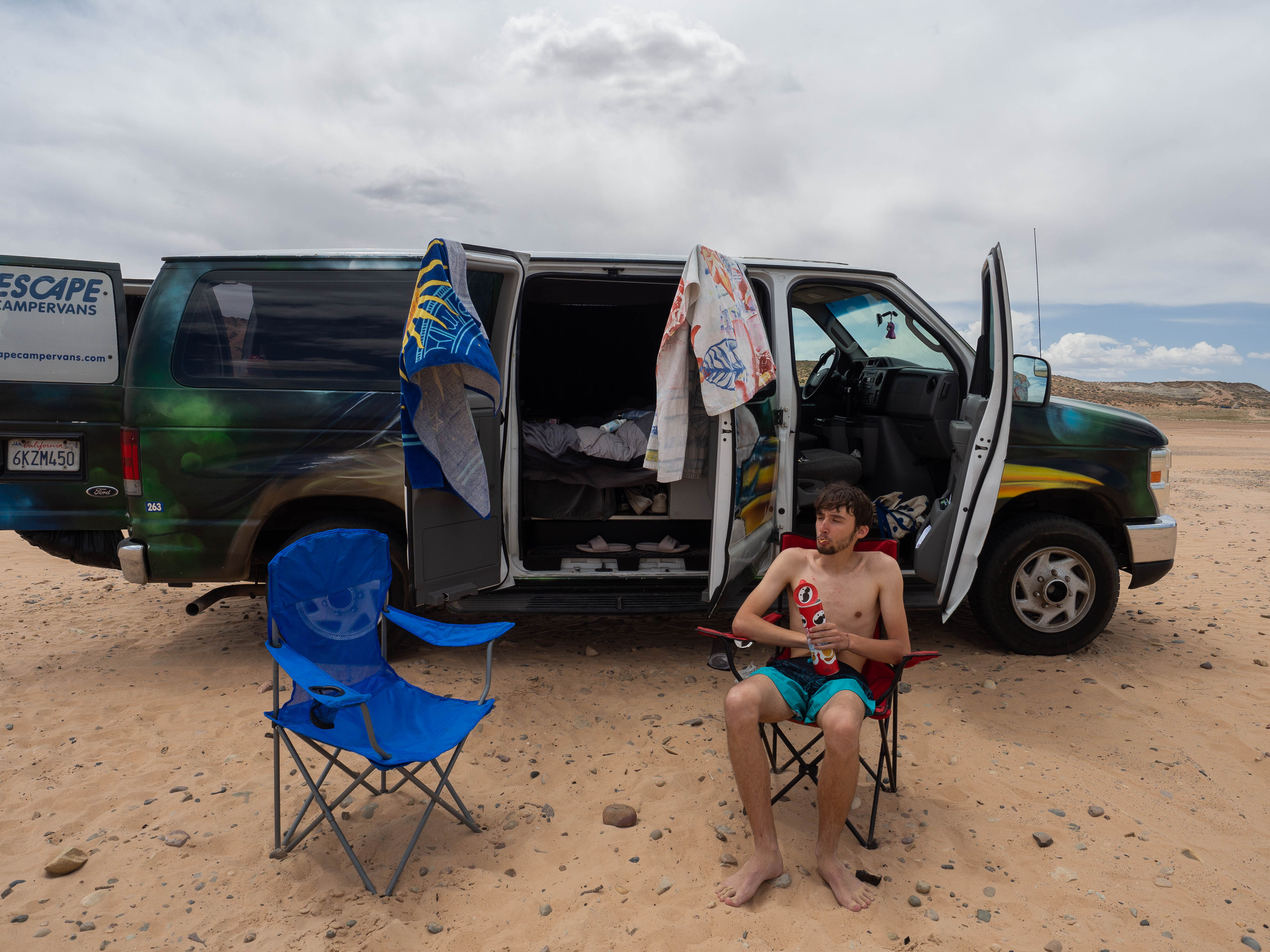 van aménagé sur une plage