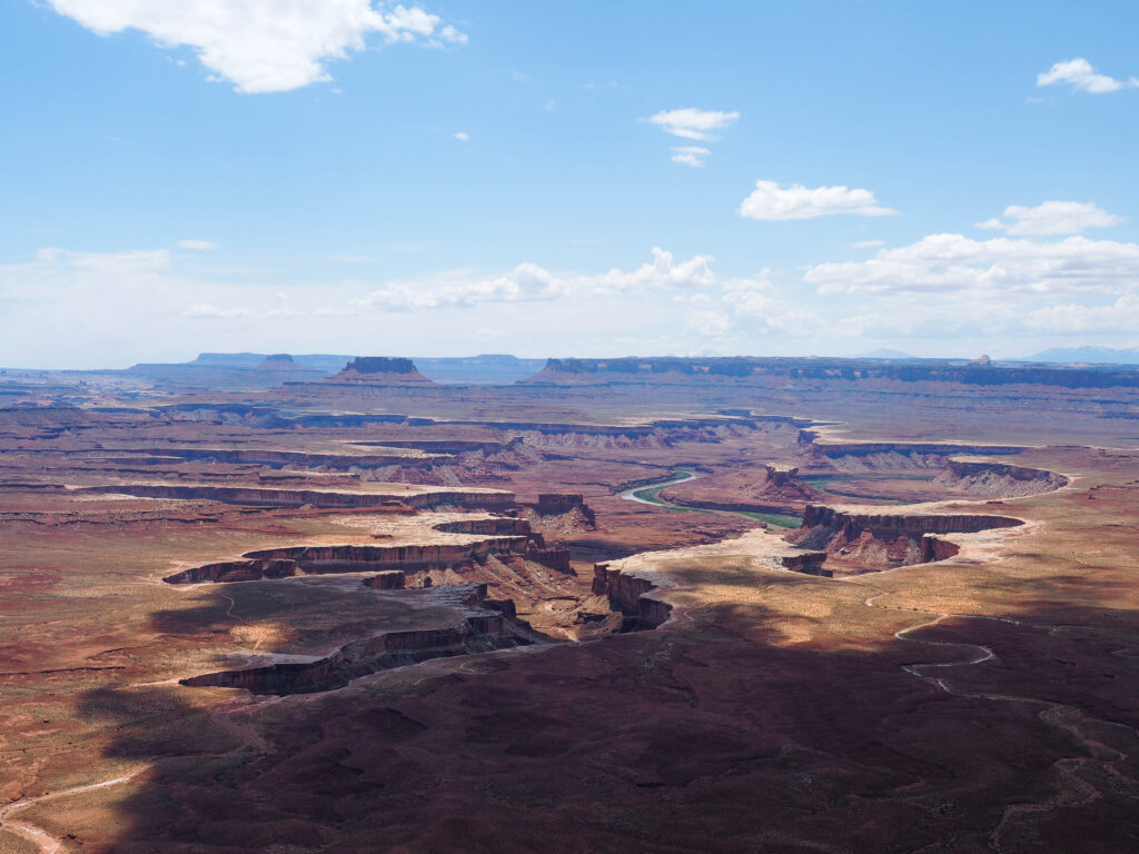 plaine avec un canyon profond et une rivière