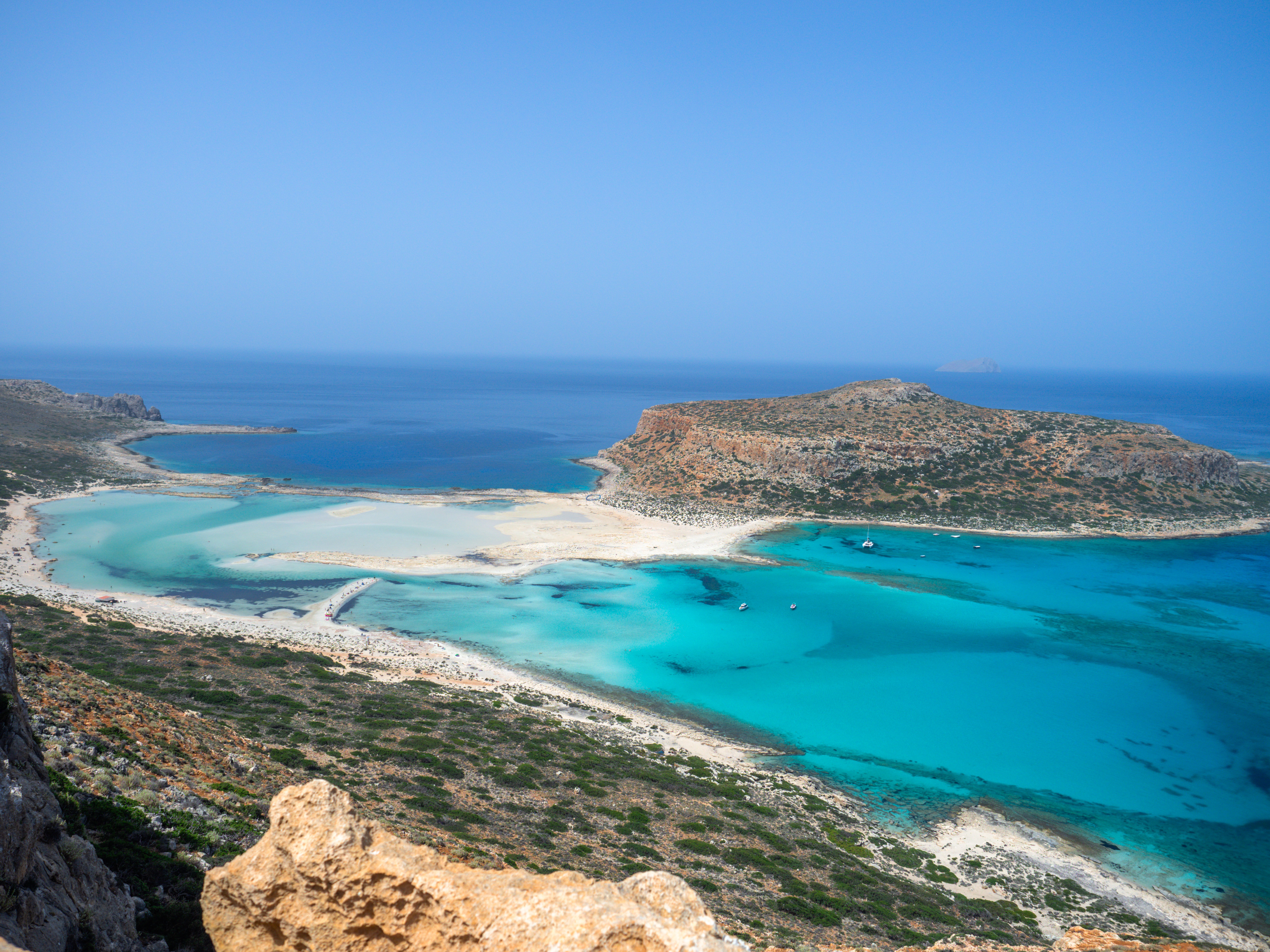 Le lagon de Balos vu de haut. Une grande plage avec deux bassins d'eau turquoise