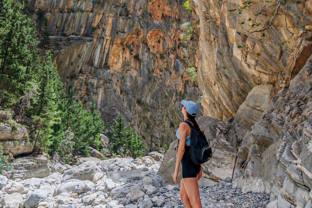 une randonneuse au cour de gorges entourée de falaises